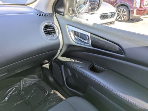 Used 2020 Nissan Pathfinder SV image 18