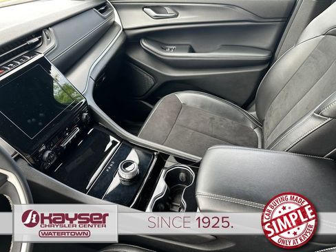 Used 2023 Jeep Grand Cherokee Altitude AWD/4WD image 11
