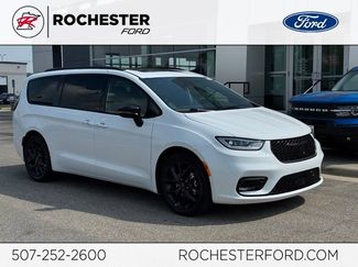 Used 2025 Chrysler Pacifica Limited FWD video 1