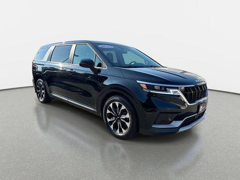 Used 2024 Kia Carnival EX FWD image 2