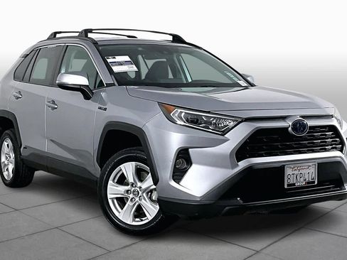 Used 2021 Toyota RAV4 XLE image 2