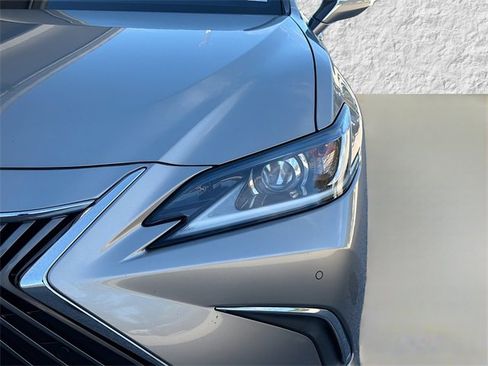 Used 2019 Lexus ES 300h image 9