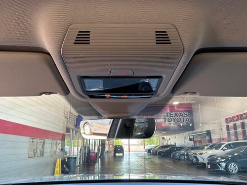 Used 2026 Volkswagen Atlas SE FWD image 18