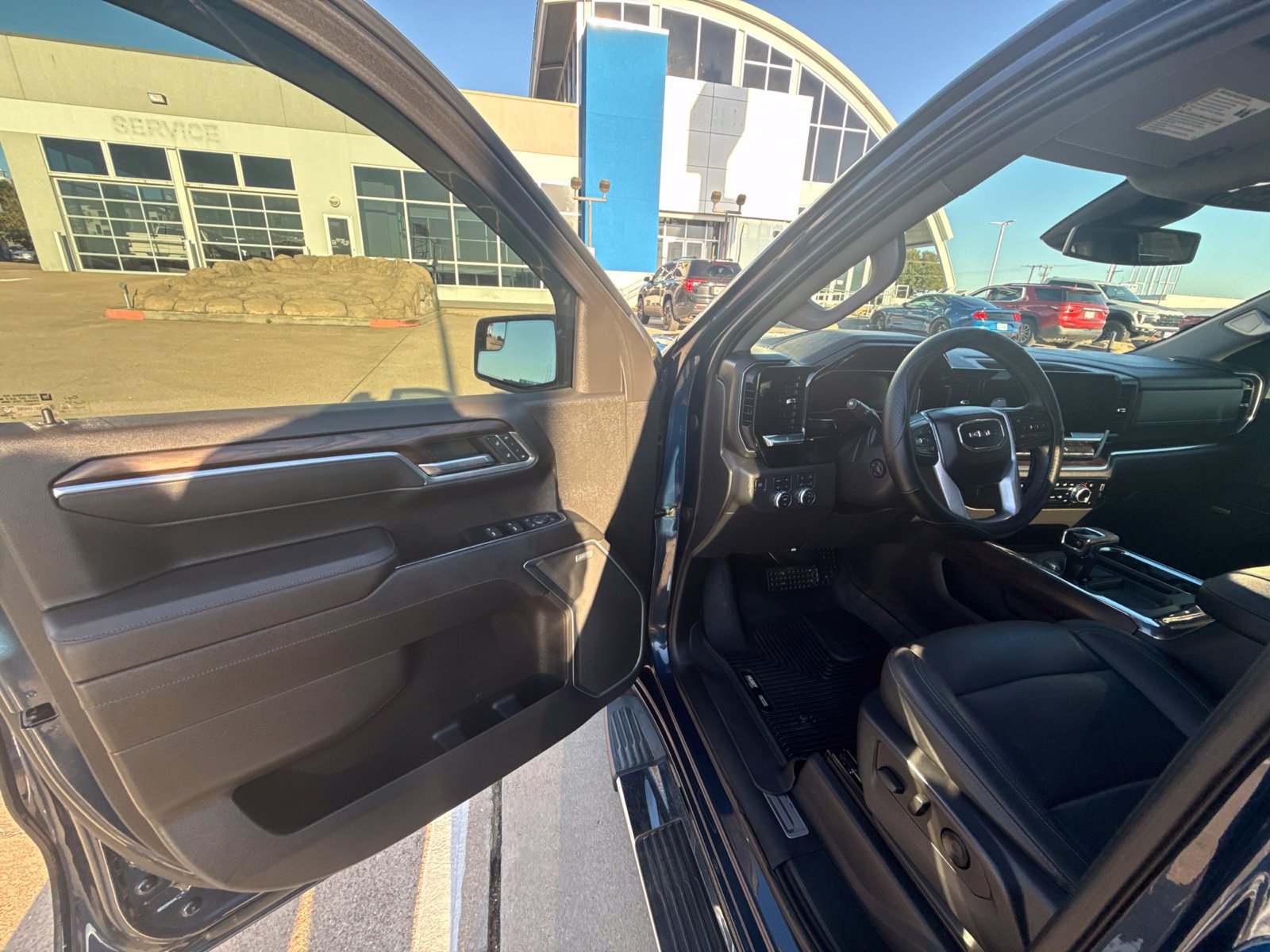 Used 2023 GMC Sierra 1500 SLT AWD/4WD image 9