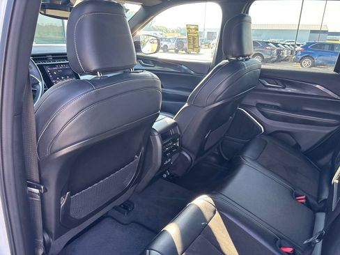 Used 2022 Jeep Grand Cherokee Altitude AWD/4WD image 29