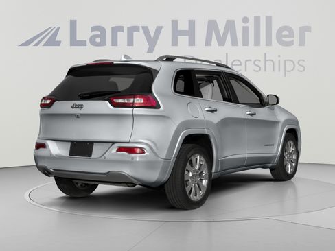Used 2017 Jeep Cherokee Overland w/ Technology Group AWD/4WD image 2