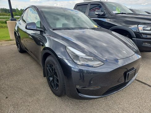 Used 2024 Tesla Model Y Long Range AWD/4WD image 3