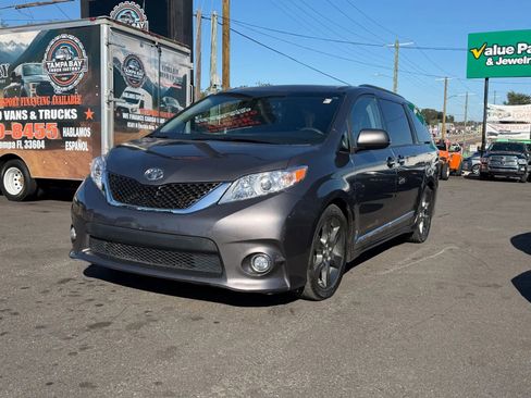 Used 2015 Toyota Sienna SE Premium image 3