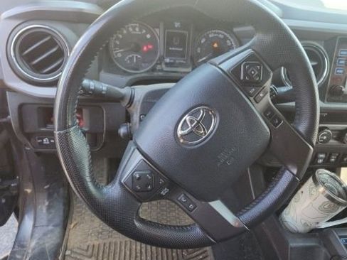 Used 2019 Toyota Tacoma TRD Sport image 5