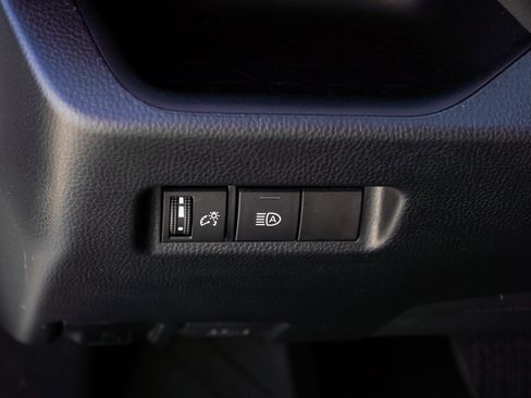 Used 2022 Toyota RAV4 LE AWD/4WD image 18