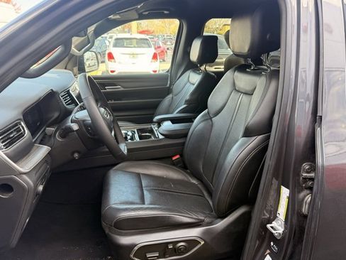 Used 2024 Jeep Wagoneer Series II w/ Flexible Seating Group image 14