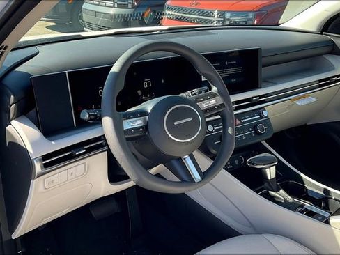 New 2025 Hyundai Tucson SE image 6