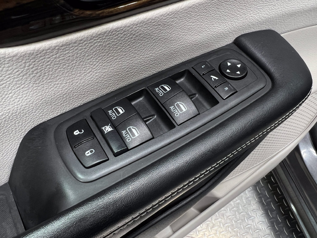 Used 2021 Chrysler Pacifica Limited FWD image 18
