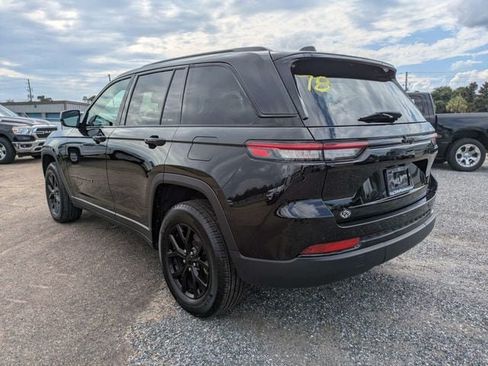 Used 2025 Jeep Grand Cherokee Altitude AWD/4WD image 6