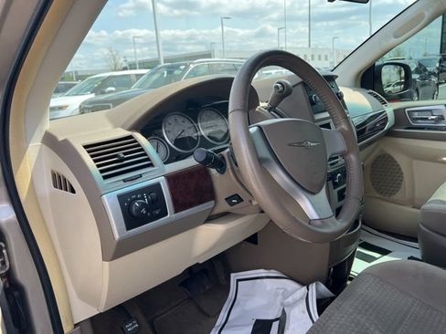 Used 2009 Chrysler Town & Country Touring image 9