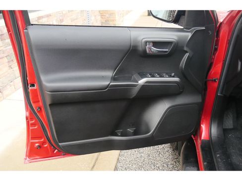 Used 2022 Toyota Tacoma TRD Off-Road w/ TRD Premium Off Road Package image 9