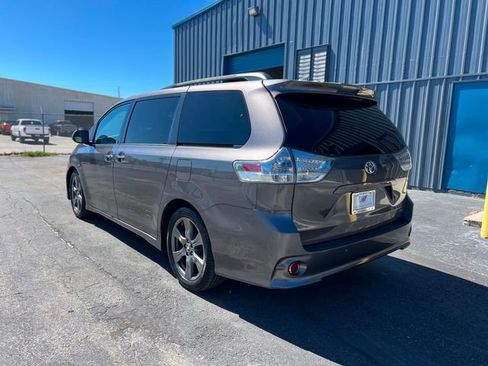 Used 2019 Toyota Sienna SE Premium image 57