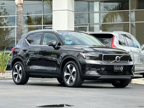 Certified 2025 Volvo XC40 B5 Plus AWD/4WD image 7