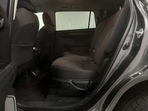 Used 2025 Toyota Highlander LE FWD image 16