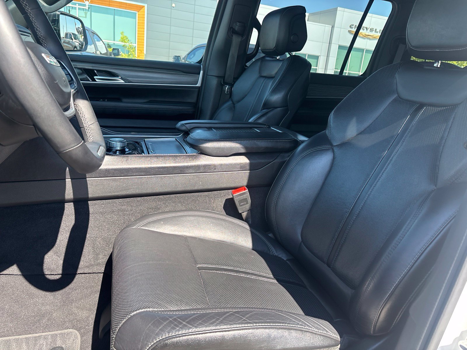 Used 2024 Jeep Wagoneer L Series II w/ Flexible Seating Group AWD/4WD image 13
