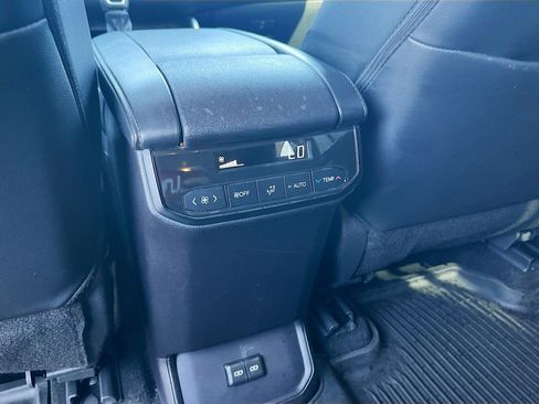 Used 2024 Toyota Highlander XLE FWD image 24