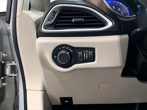 Used 2022 Chrysler Voyager LX image 39