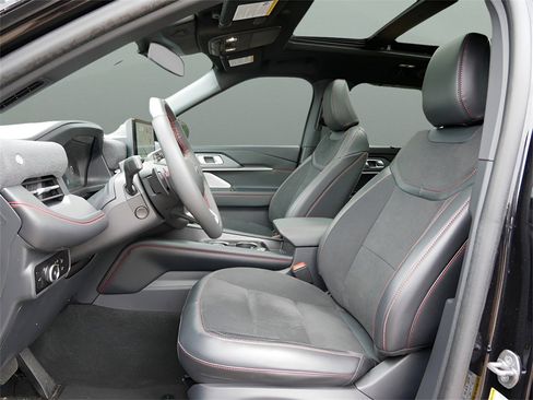 Used 2025 Ford Explorer ST image 10