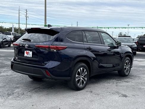 Used 2023 Toyota Highlander XLE image 8