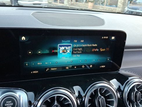 Used 2022 Mercedes-Benz GLB 250 4MATIC image 23