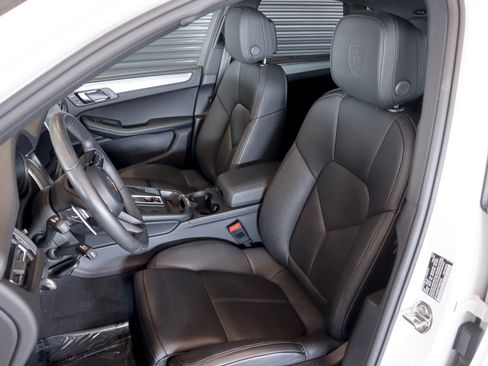 Certified 2026 Porsche Macan AWD/4WD image 5