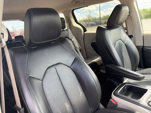 Used 2023 Chrysler Pacifica Touring-L FWD image 11