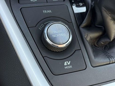 Used 2020 Toyota RAV4 Limited image 23