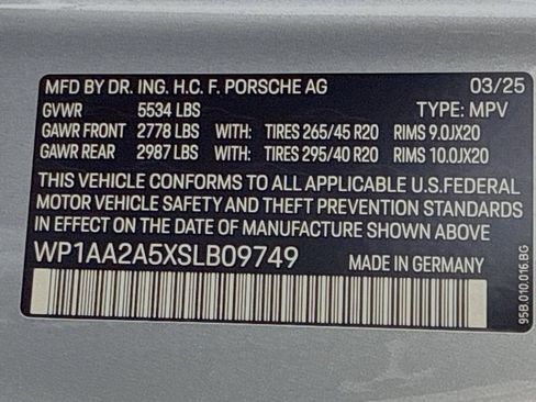 Certified 2025 Porsche Macan AWD/4WD image 36