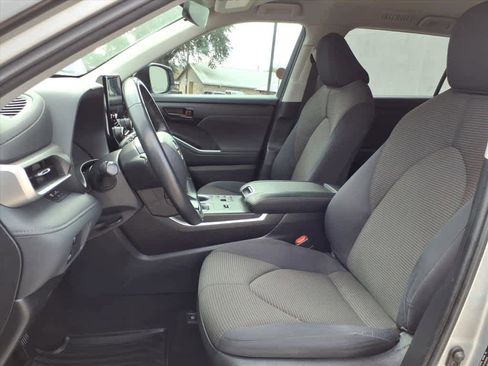 Used 2023 Toyota Highlander LE image 2