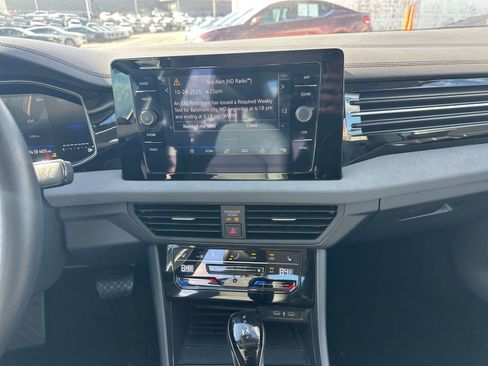 Used 2025 Volkswagen Jetta SE image 18