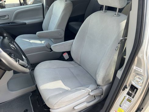 Used 2020 Toyota Sienna L FWD image 22