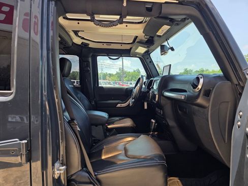 Used 2017 Jeep Wrangler Unlimited Rubicon w/ Connectivity Group AWD/4WD image 12