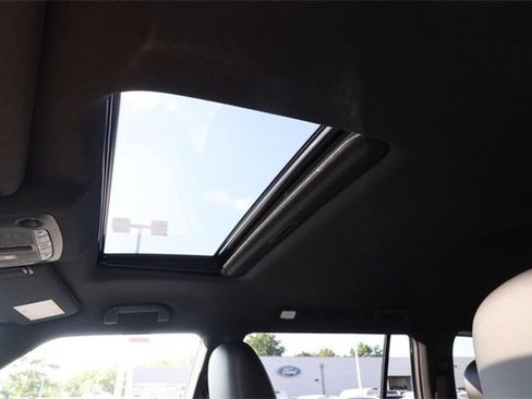 Certified 2024 Nissan Armada SL w/ Midnight Edition Package image 9