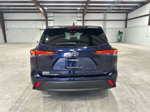 Used 2025 Toyota Highlander LE FWD image 4