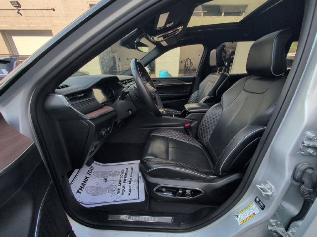 Used 2023 Jeep Grand Cherokee Summit w/ Luxury Tech Group V AWD/4WD image 10