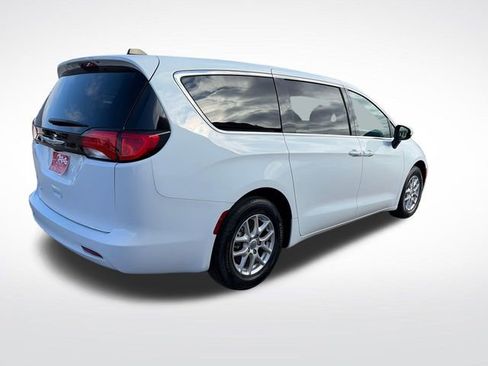 Used 2023 Chrysler Voyager LX FWD image 8