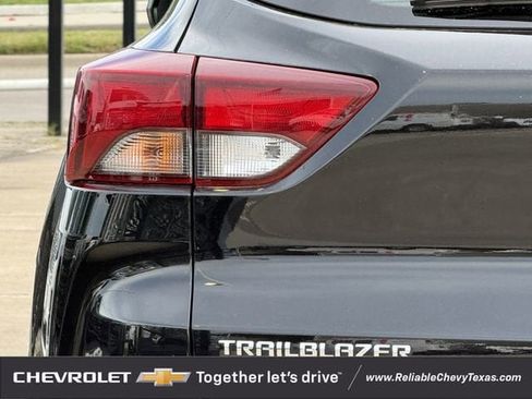 Used 2025 Chevrolet TrailBlazer LT AWD/4WD image 9