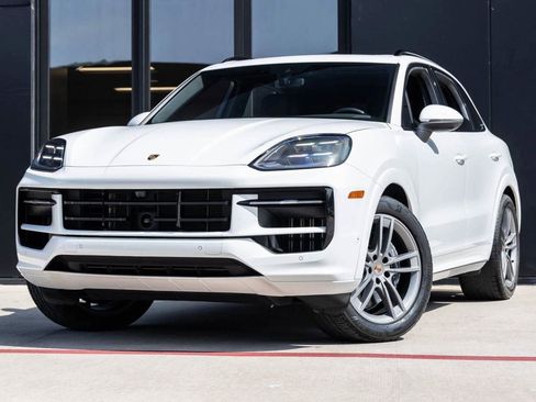 Used 2025 Porsche Cayenne image 44