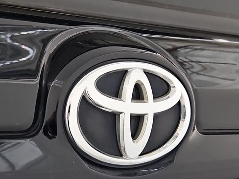 Used 2018 Toyota 4Runner SR5 AWD/4WD image 11