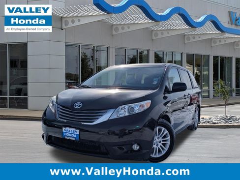 Used 2017 Toyota Sienna XLE Premium image 1