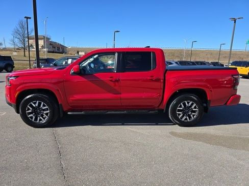 Used 2022 Nissan Frontier SV image 2