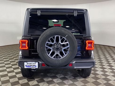 Used 2026 Jeep Wrangler Unlimited Sahara AWD/4WD image 9