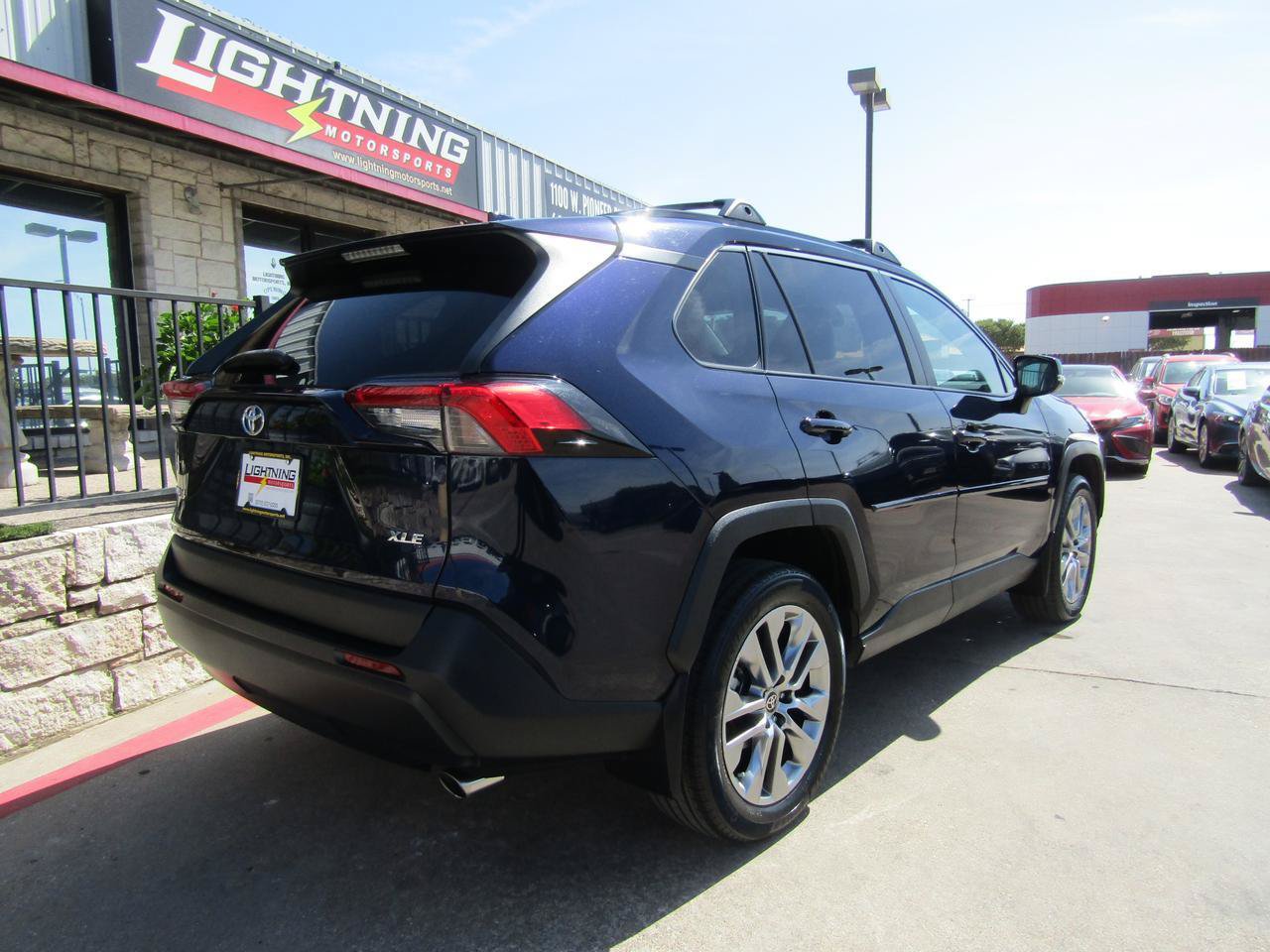 Used 2021 Toyota RAV4 XLE Premium FWD image 4