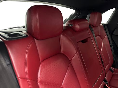 Used 2024 Porsche Macan AWD/4WD image 39
