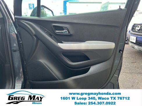 Used 2021 Chevrolet Trax LT w/ Premium Seat Package FWD image 11